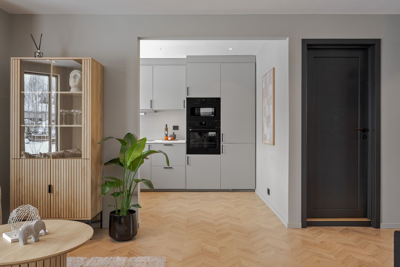 Kjøkkenet ligger i en fin delvis åpen løsning med stuen, naturlig adskilt, men likevel åpent og sosialt. Galleribilde