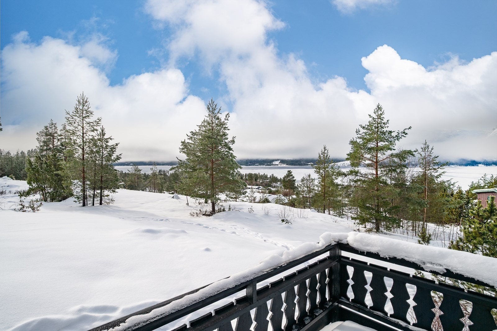 Terrassen er omkranset av vakker natur og gir panoramautsikt mot fjell og skog. Galleribilde