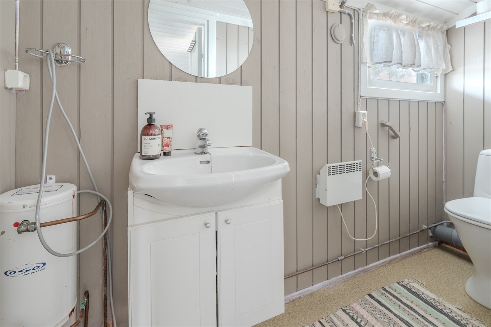 toalettrom. Det gjøres oppmerksom på at varmtvannsbereder er defekt. Galleribilde