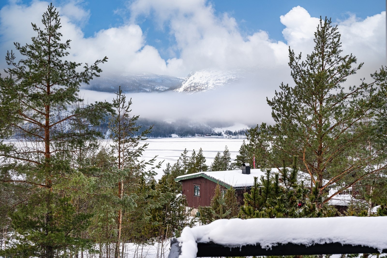 Utsikt over fjellene gir en vakker bakgrunn til hyttens beliggenhet. Galleribilde