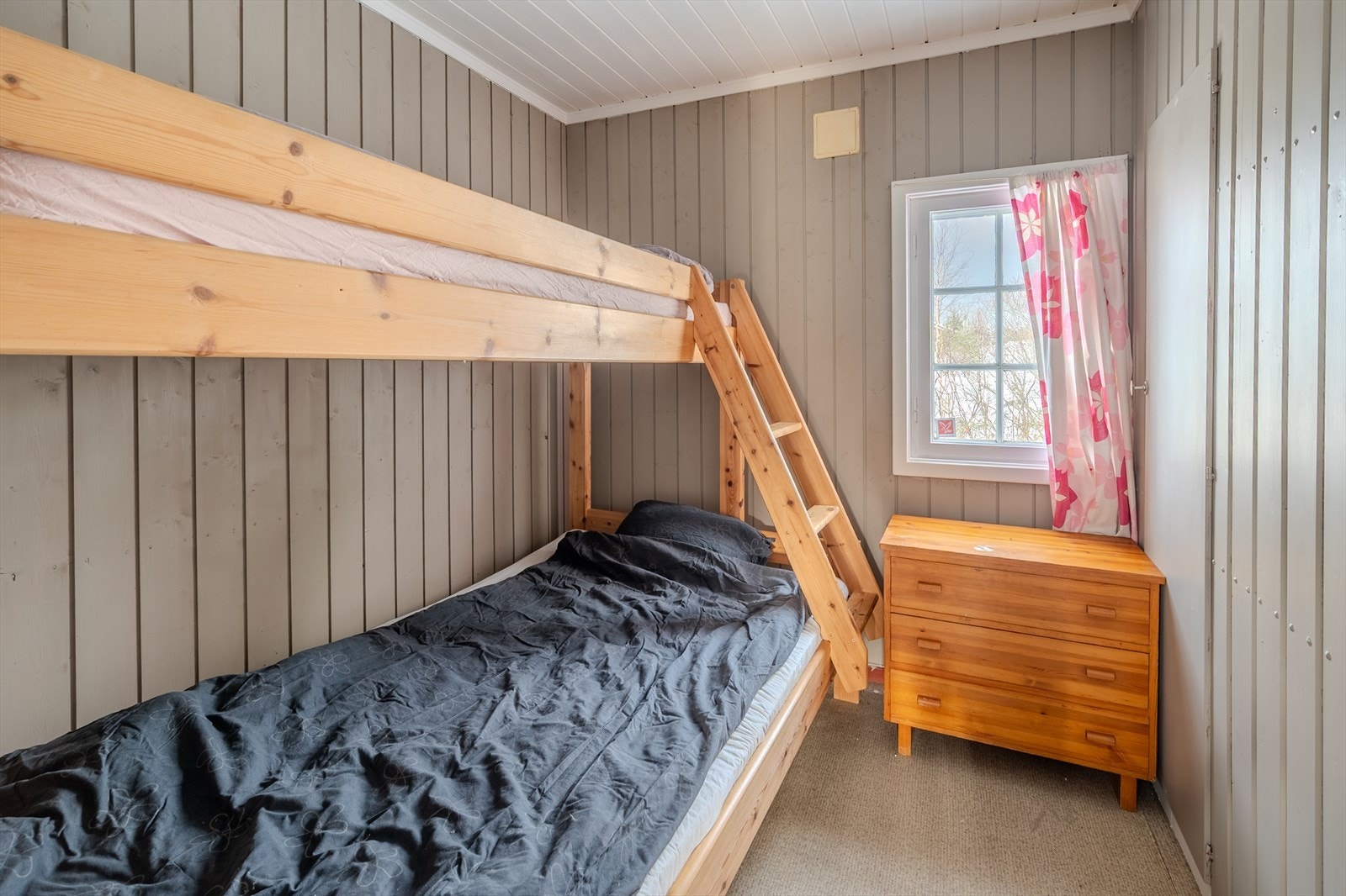 Køyeseng i tre gir ekstra soveplasser i rommet. Galleribilde