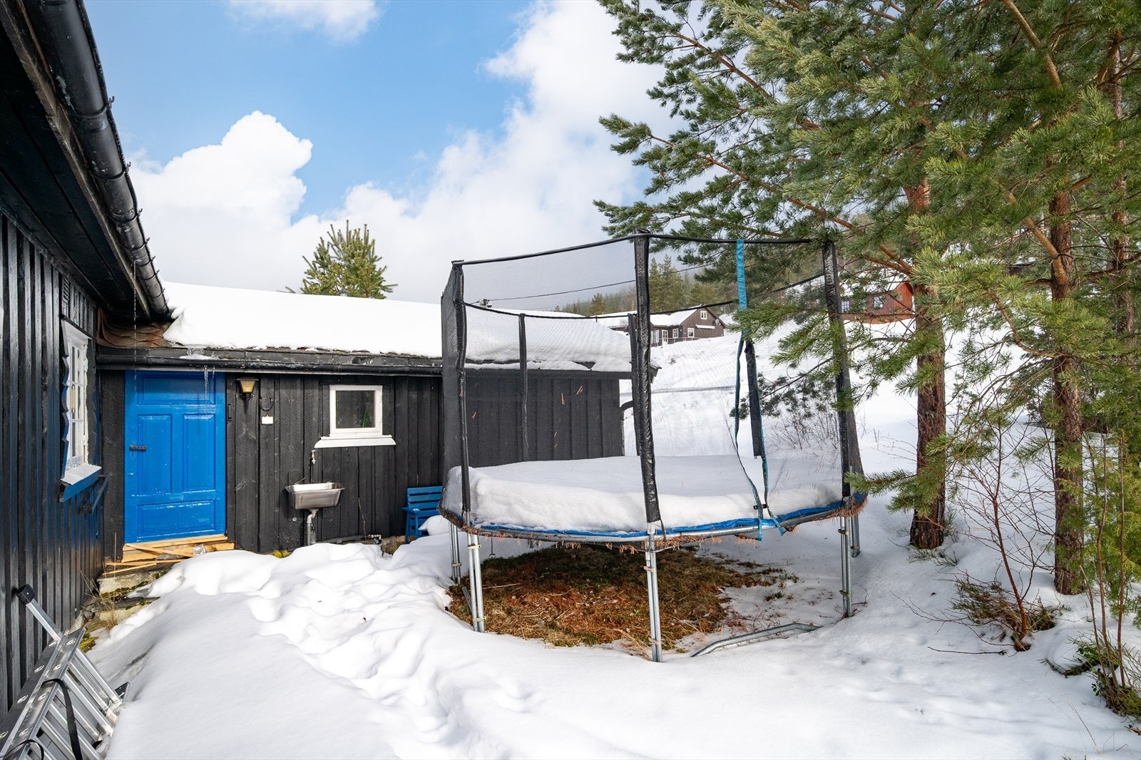 På baksiden av hytta har du en liten plen med plass til trampoline. Galleribilde