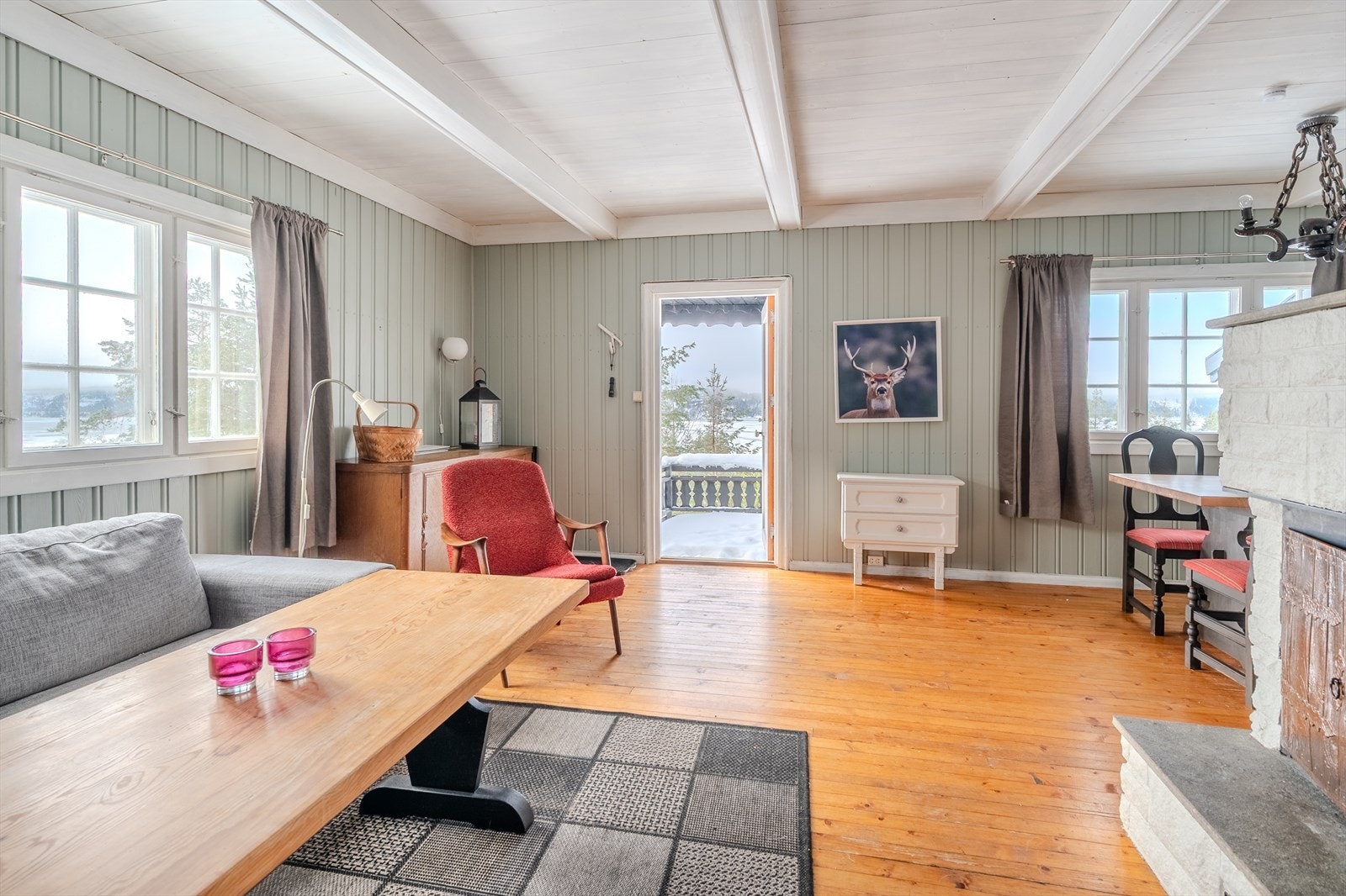 Direkte utgang til terrasse gir enkel tilgang til naturen. Galleribilde