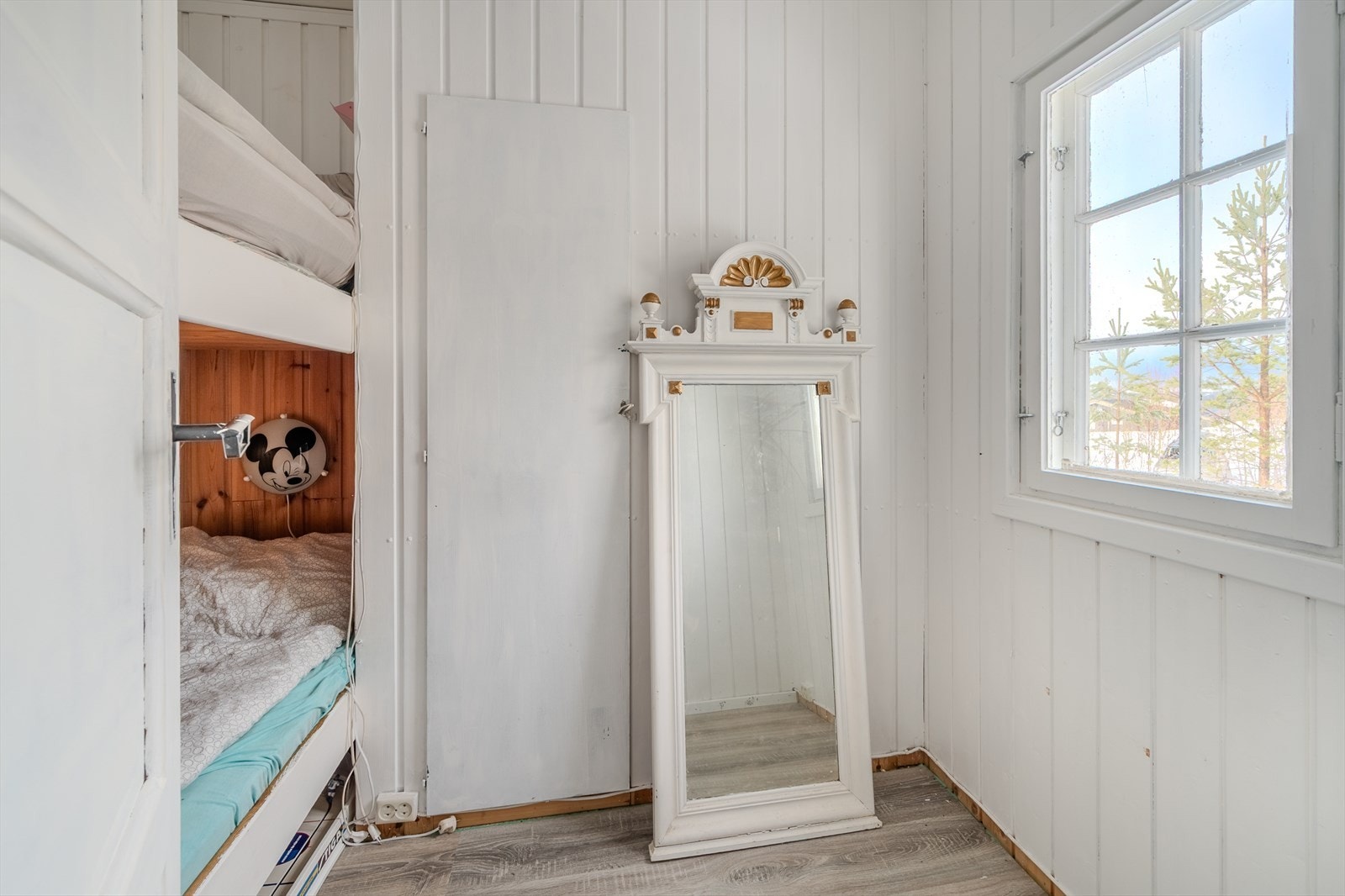 Plass bygd køyeseng gir effektiv utnyttelse av rommet. Galleribilde