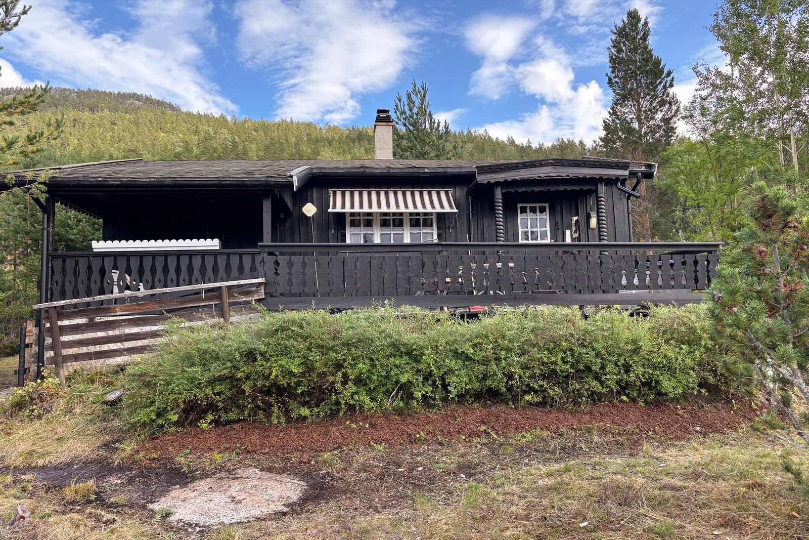 Hytta har en romslig terrasse med tredekke, ideell for utendørs opphold. Galleribilde