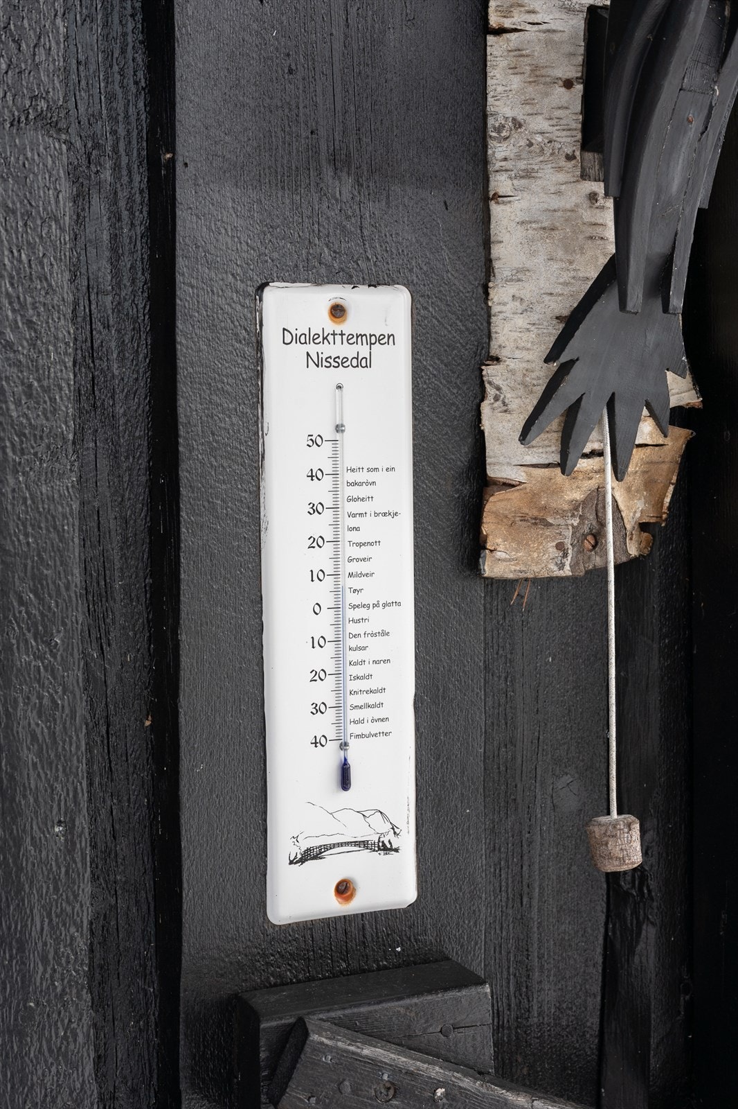 Termometeret viser lokale temperaturer, en morsom funksjon for hytta. Galleribilde