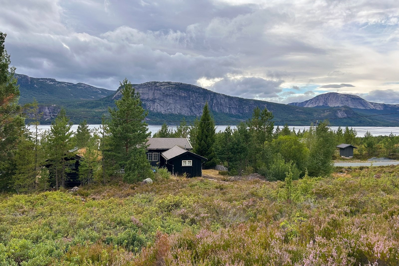 Hytta er omkranset av vakker natur med utsikt mot fjellene. Galleribilde