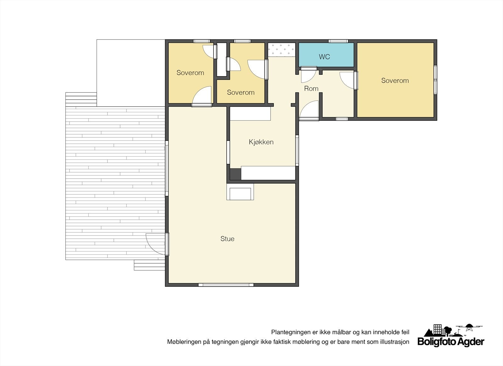 Plantegningen viser en romslig stue med peis, som gir en naturlig samlingsplass i hytta. Kjøkkenet ligger i tilknytning til stuen, med plass til nødvendig innredning og ventilator. Galleribilde