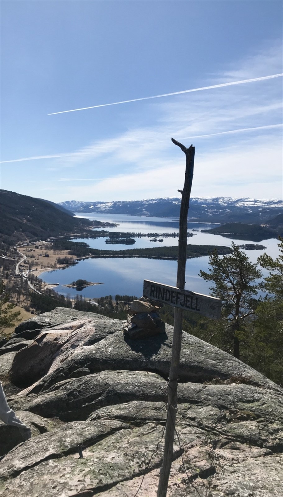 Utsikten fra Rindefjell gir et vidstrakt perspektiv over innsjøen. Galleribilde