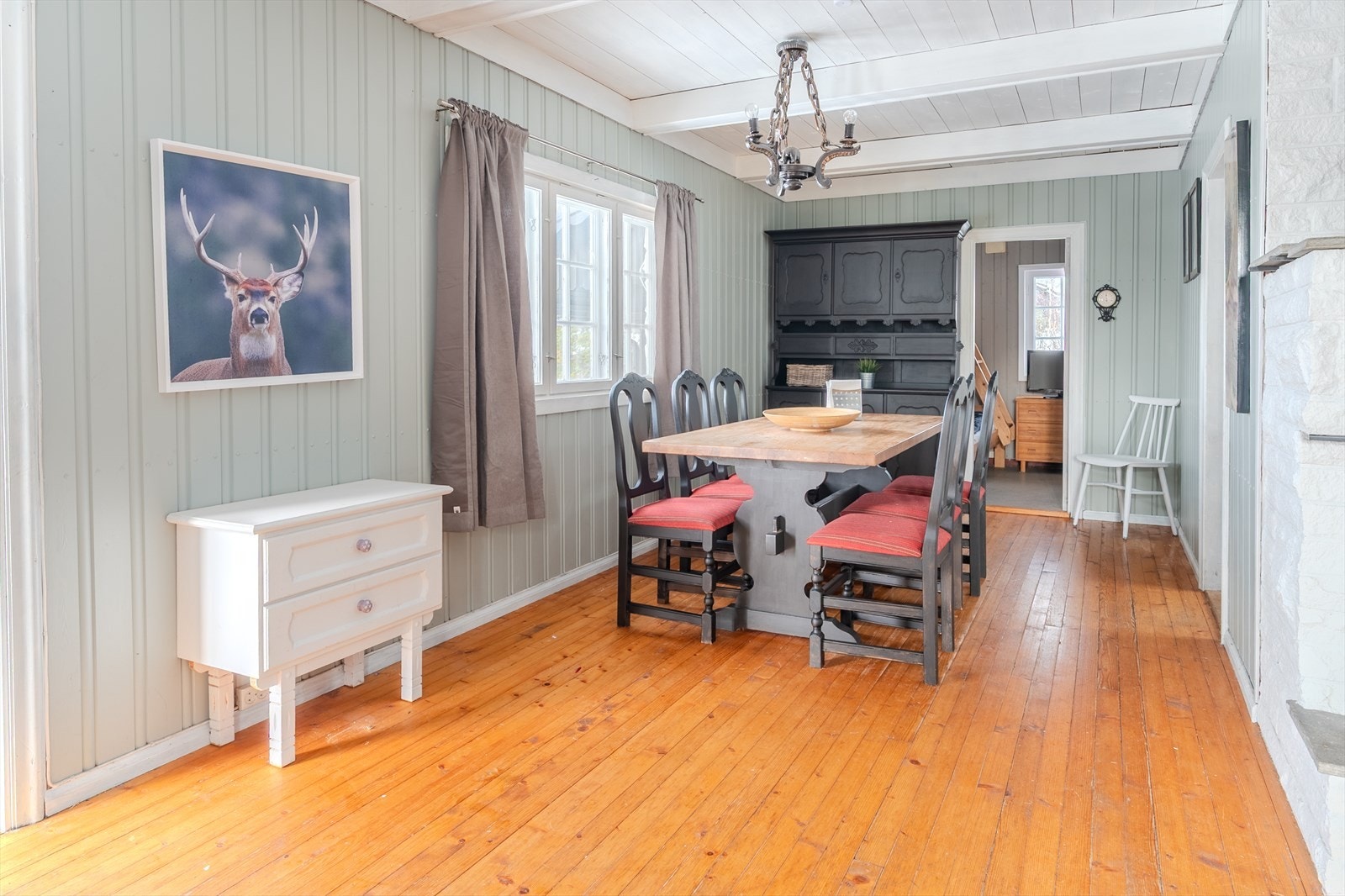 Spisebordet har plass til flere gjester, ideelt for samlinger. Galleribilde