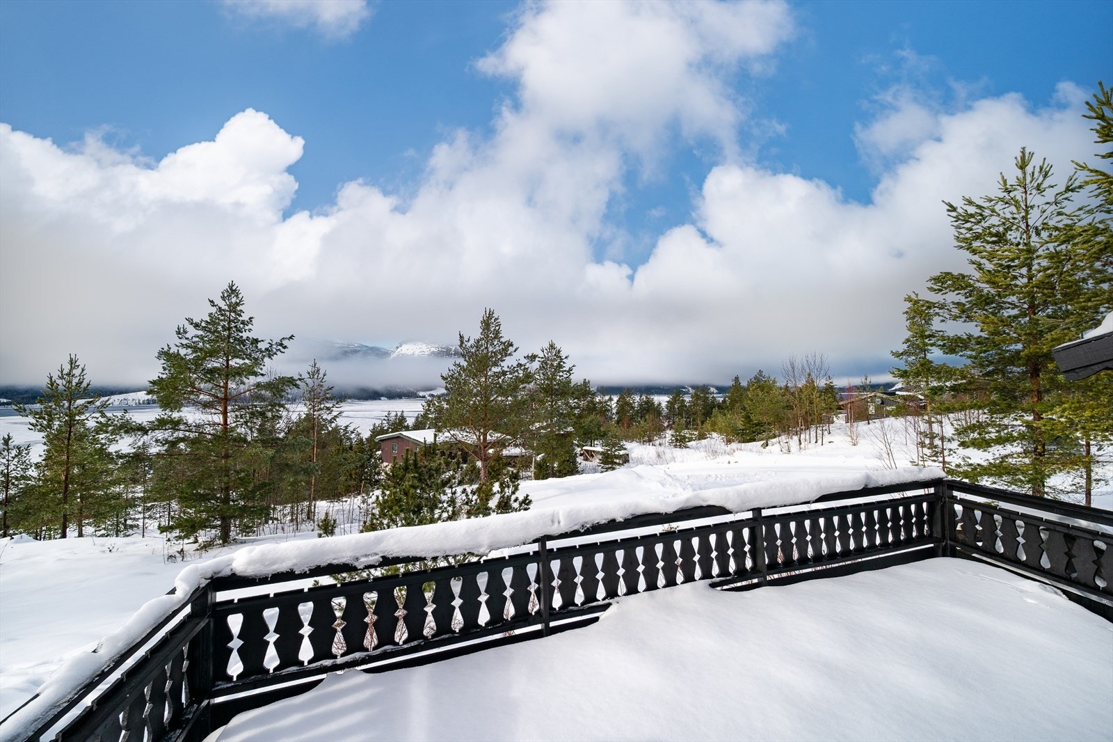 Romslig terrasse med flott utsikt over snødekt landskap gir mulighet for avslapning. Galleribilde