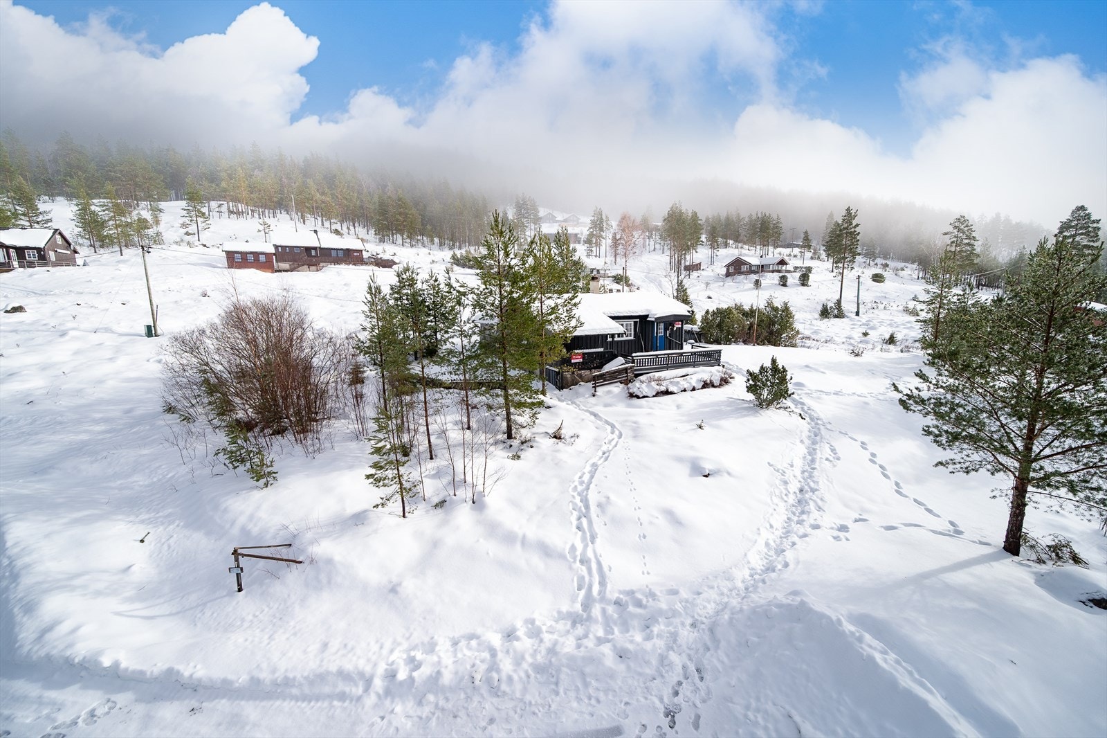 Snødekte omgivelser gir hytta en rolig beliggenhet med naturskjønn utsikt. Galleribilde