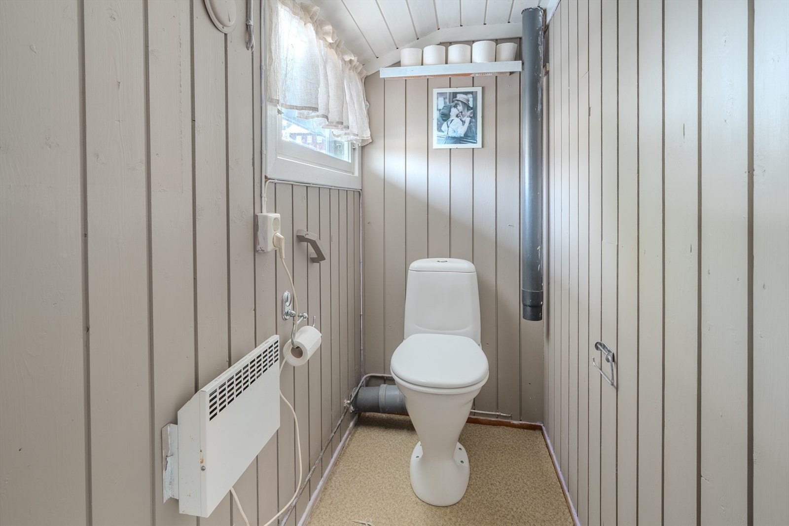 Toalettrommet har panelte vegger og elektrisk oppvarming. Galleribilde