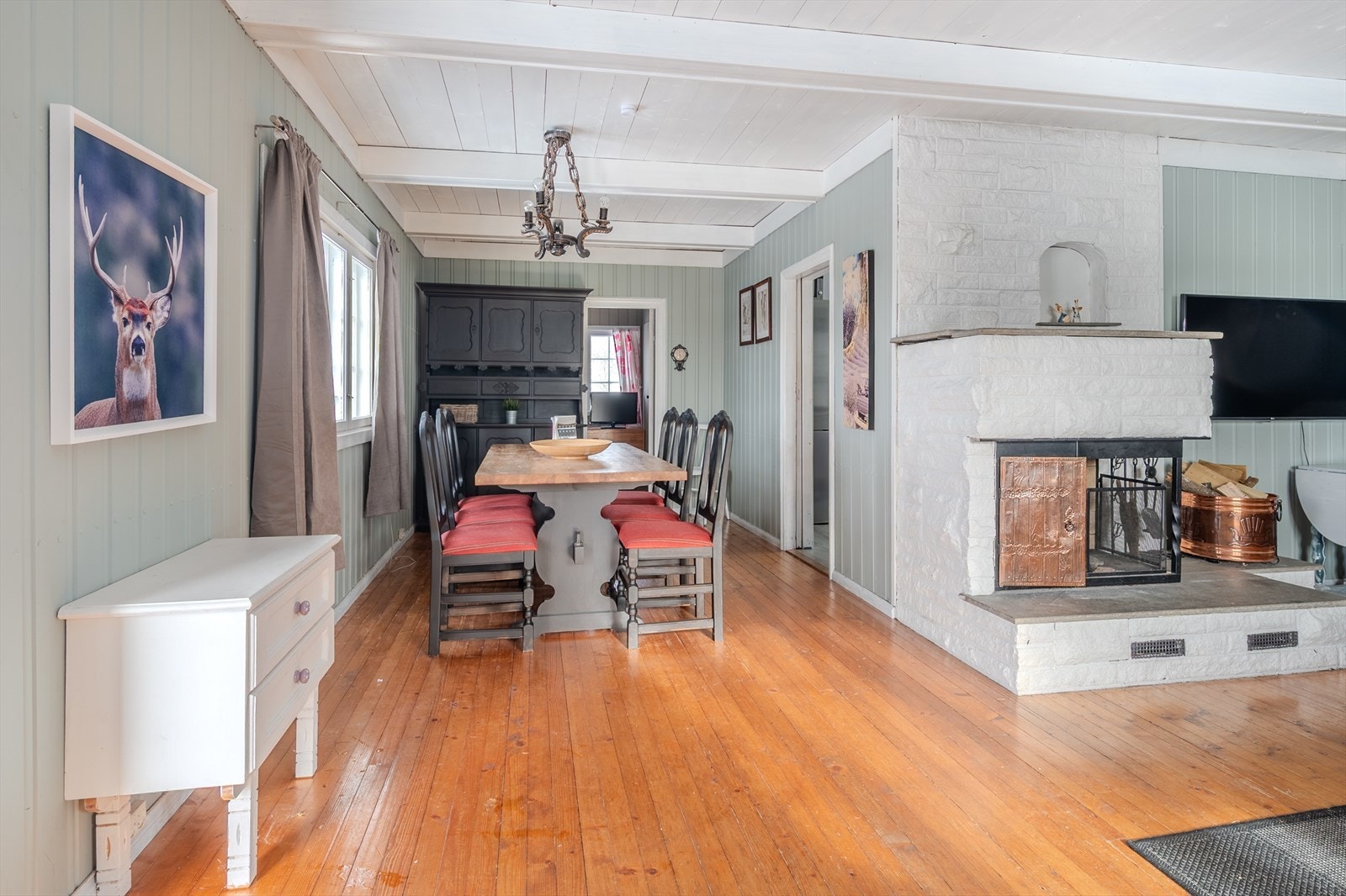 Peis i stuen bidrar til varme og kos på kjølige dager. Galleribilde