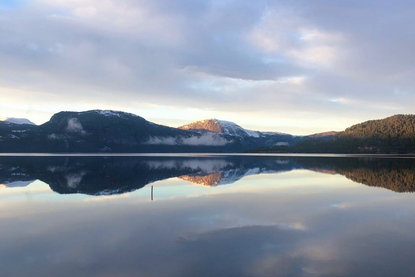 Speilblankt vann gir en rolig og avslappende atmosfære. Galleribilde