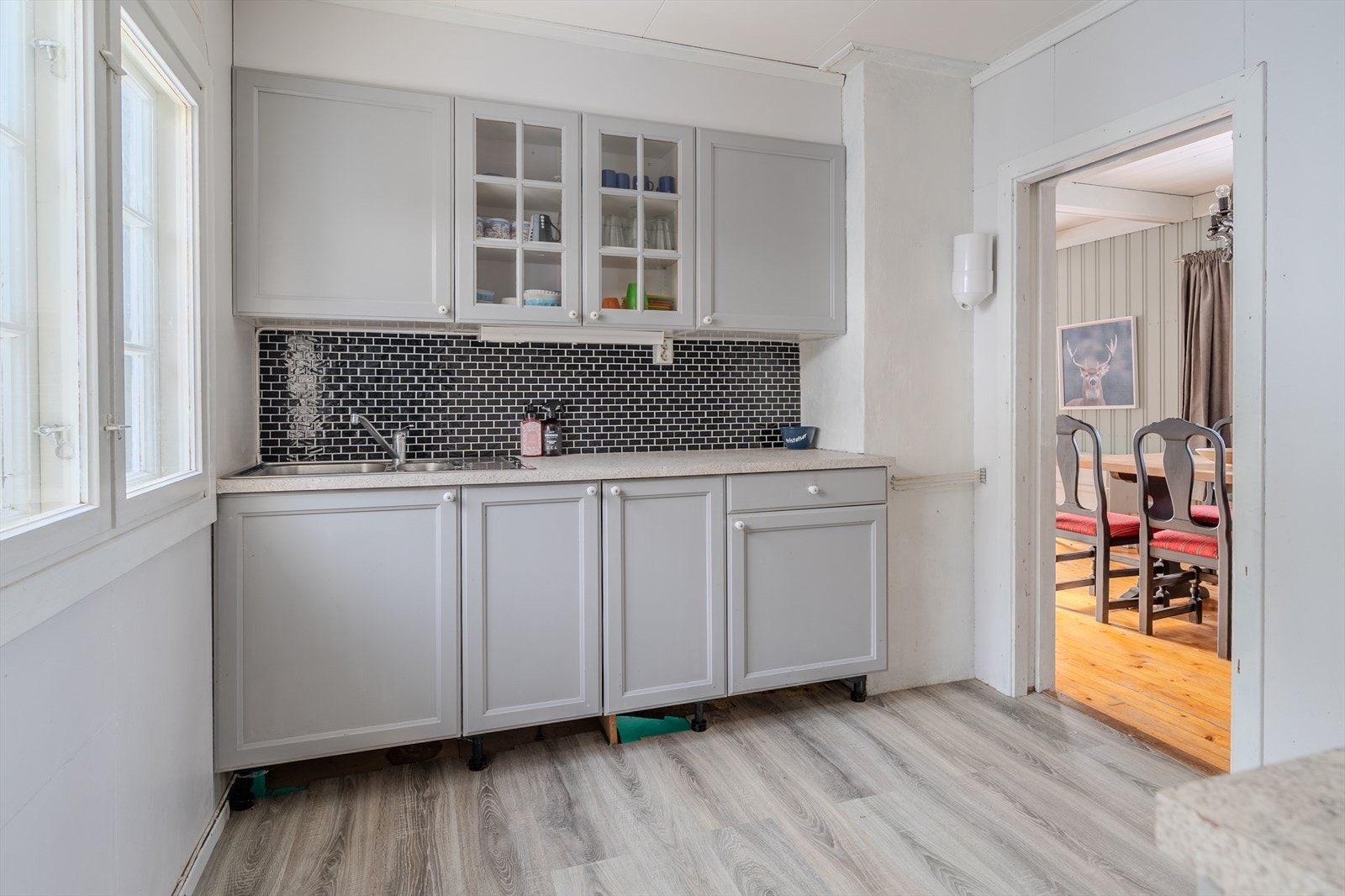 Direkte forbindelse til spiseplass gir en naturlig overgang fra kjøkkenet. Galleribilde