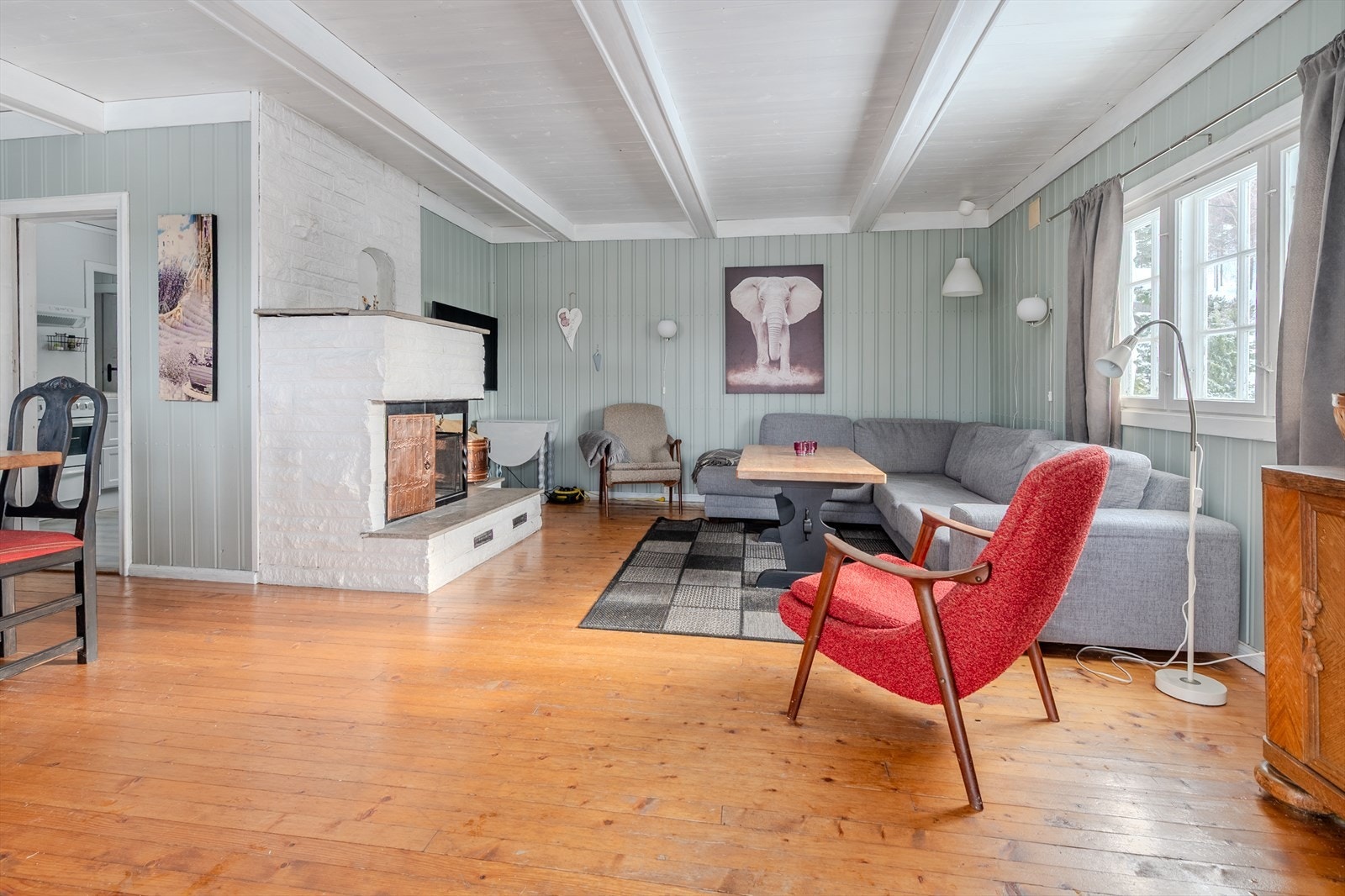 Store vinduer gir naturlig lys og utsikt mot uteområdet. Galleribilde