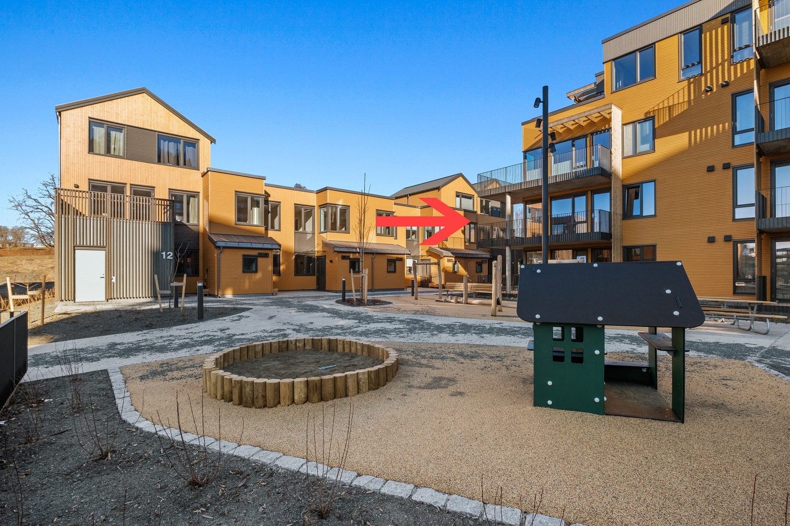 Lekeplass i tunet foran leiligheten Galleribilde