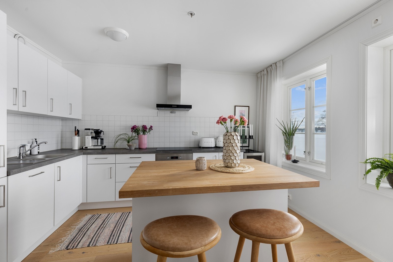 Romslig og pent kjøkken fra Wagner med integrerte hvitevarer Galleribilde