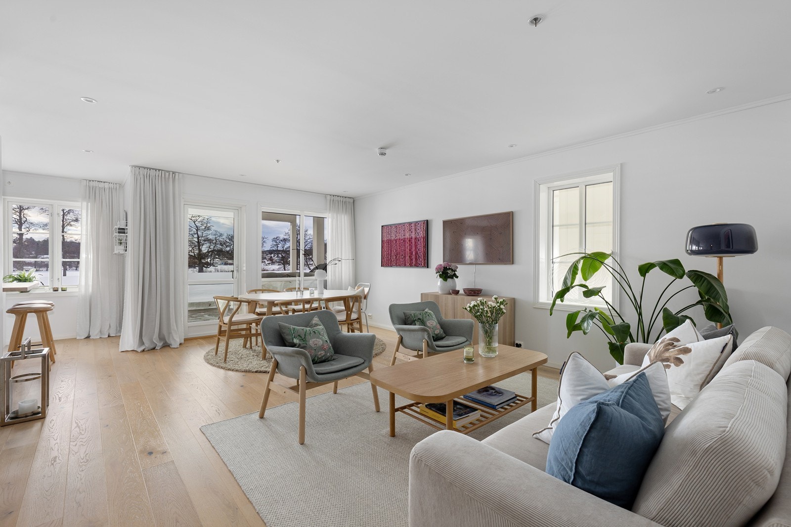 Lys og innbydende stue med flere vindusflater som gir godt med naturlig lys Galleribilde