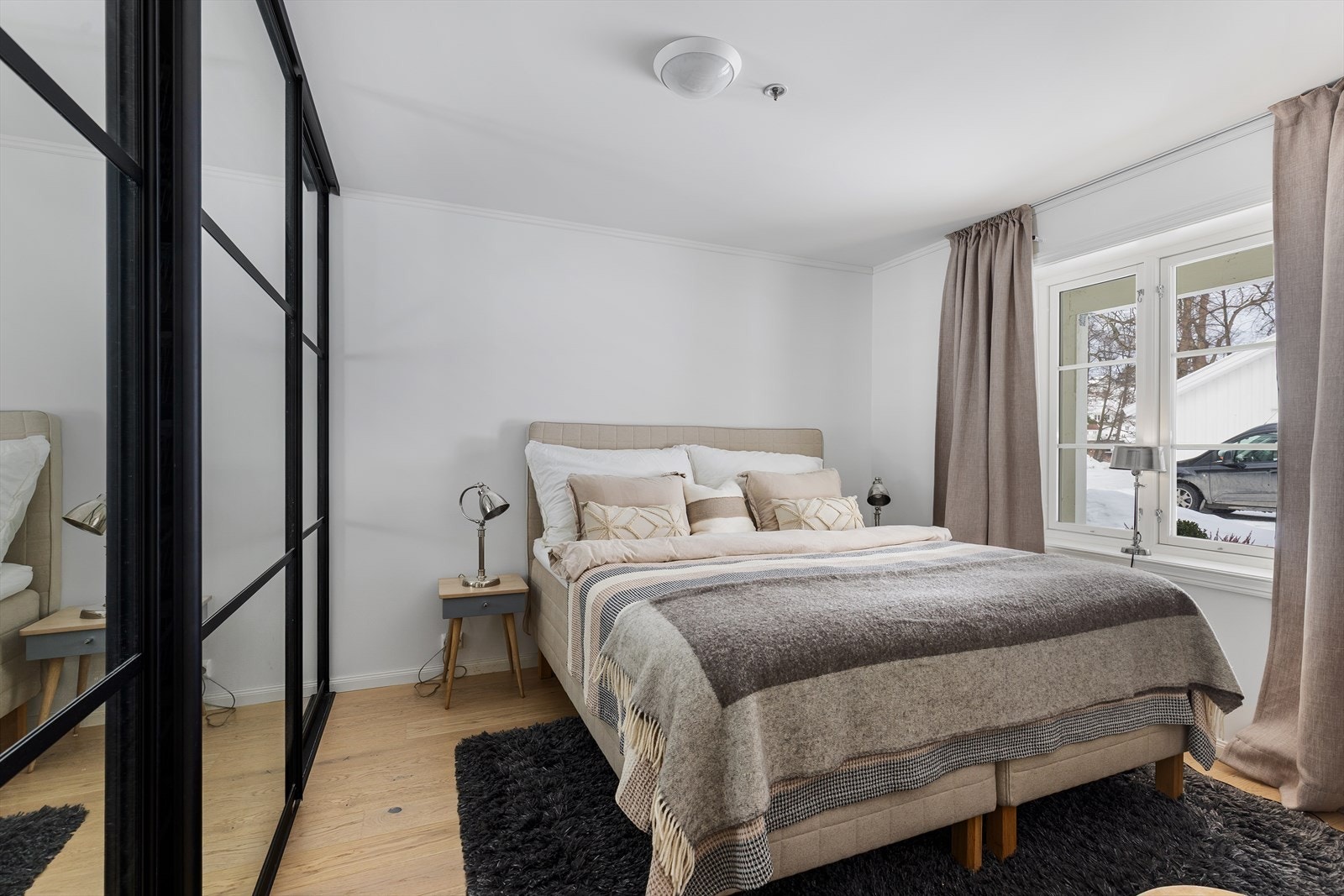 Romslig soverom med stor skyvedørsgarderobe med speilfront Galleribilde