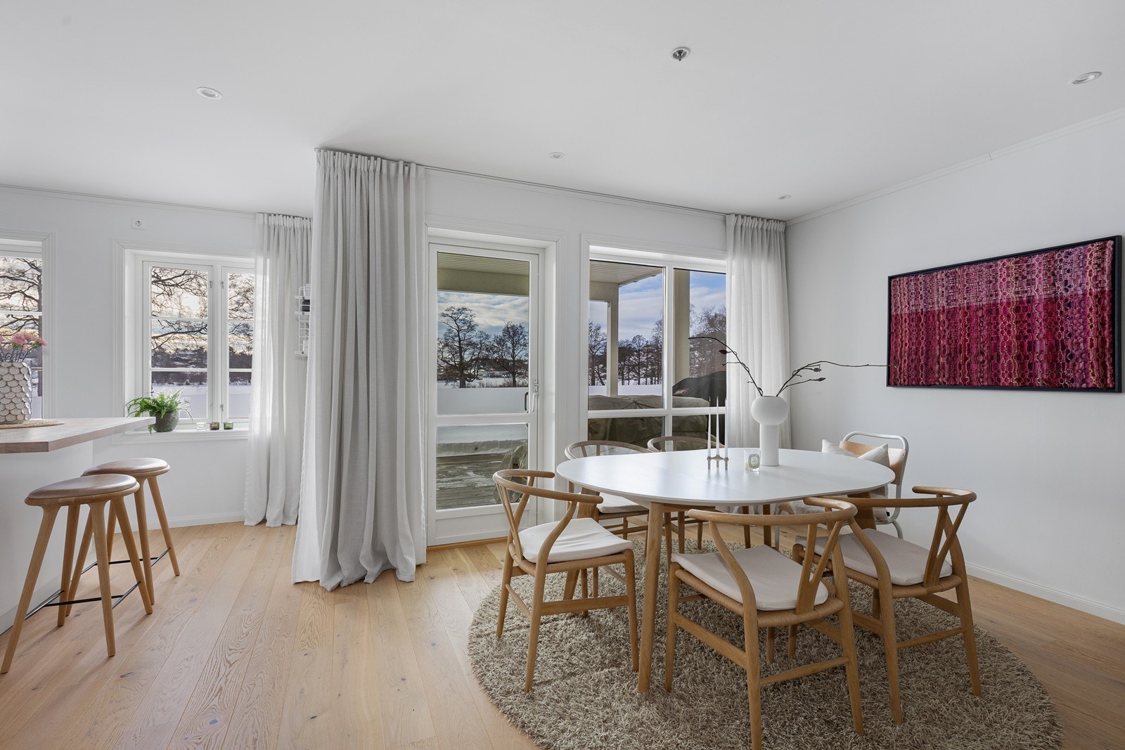 Fra oppholdsrommet har man flott utsikt ut mot elva og naturen Galleribilde