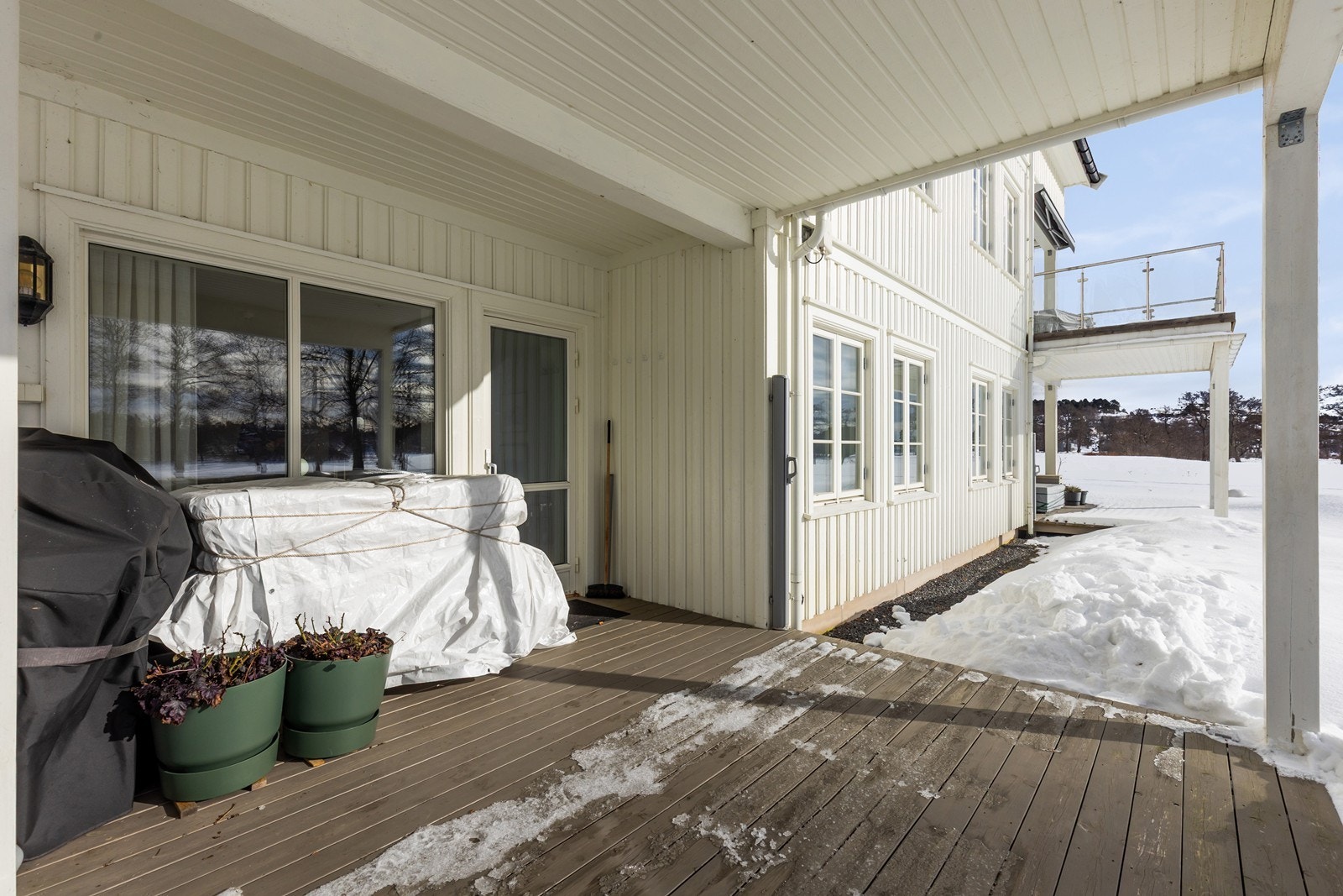 Terrassen er av fin størrelse og har god plass til møblement Galleribilde