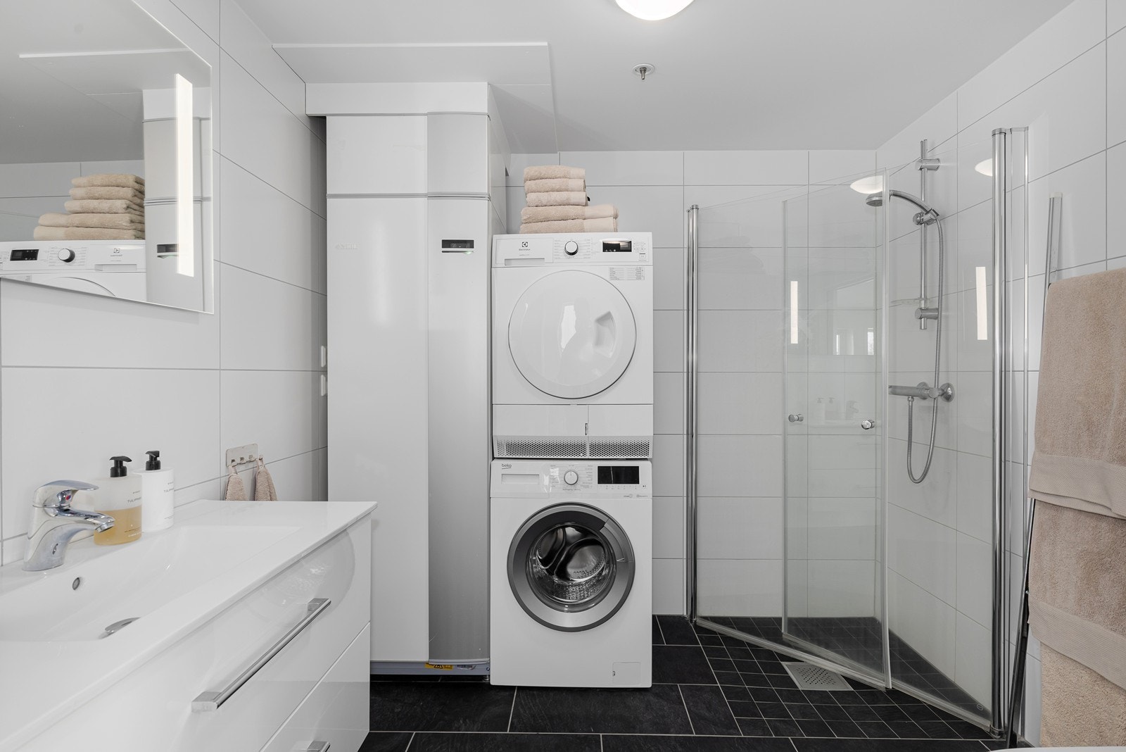 Pent, flislagt bad av god størrelse Galleribilde