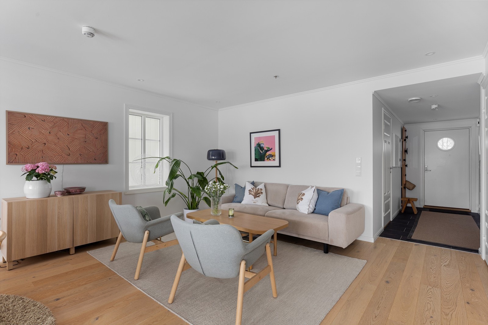 Flott enstavs parkett på gulv og flislagt entré med gulvvarme Galleribilde