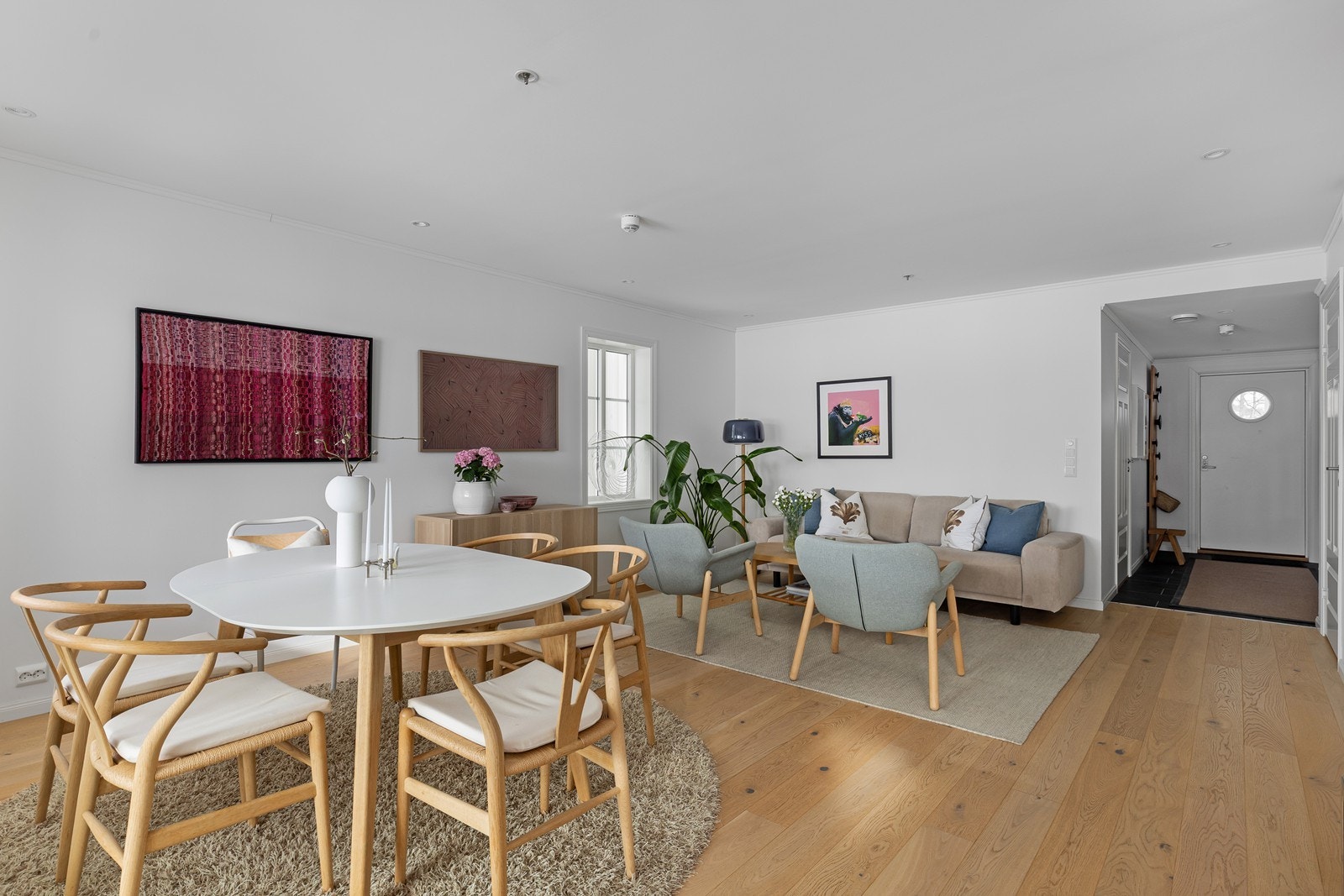 I stuen er det rikelig med plass til sofagruppe og spisegruppe Galleribilde