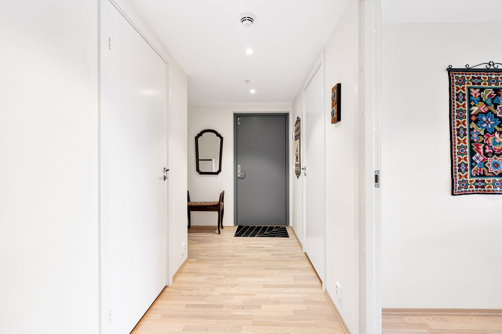 Her er det plass til å henge fra seg yttertøy og sko. Galleribilde