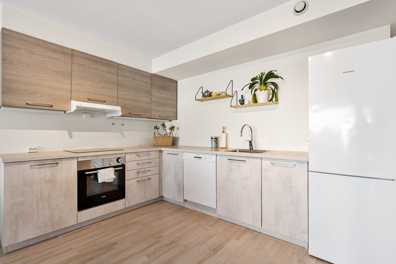 Flott kjøkkeninnredning med slette fronter. Galleribilde