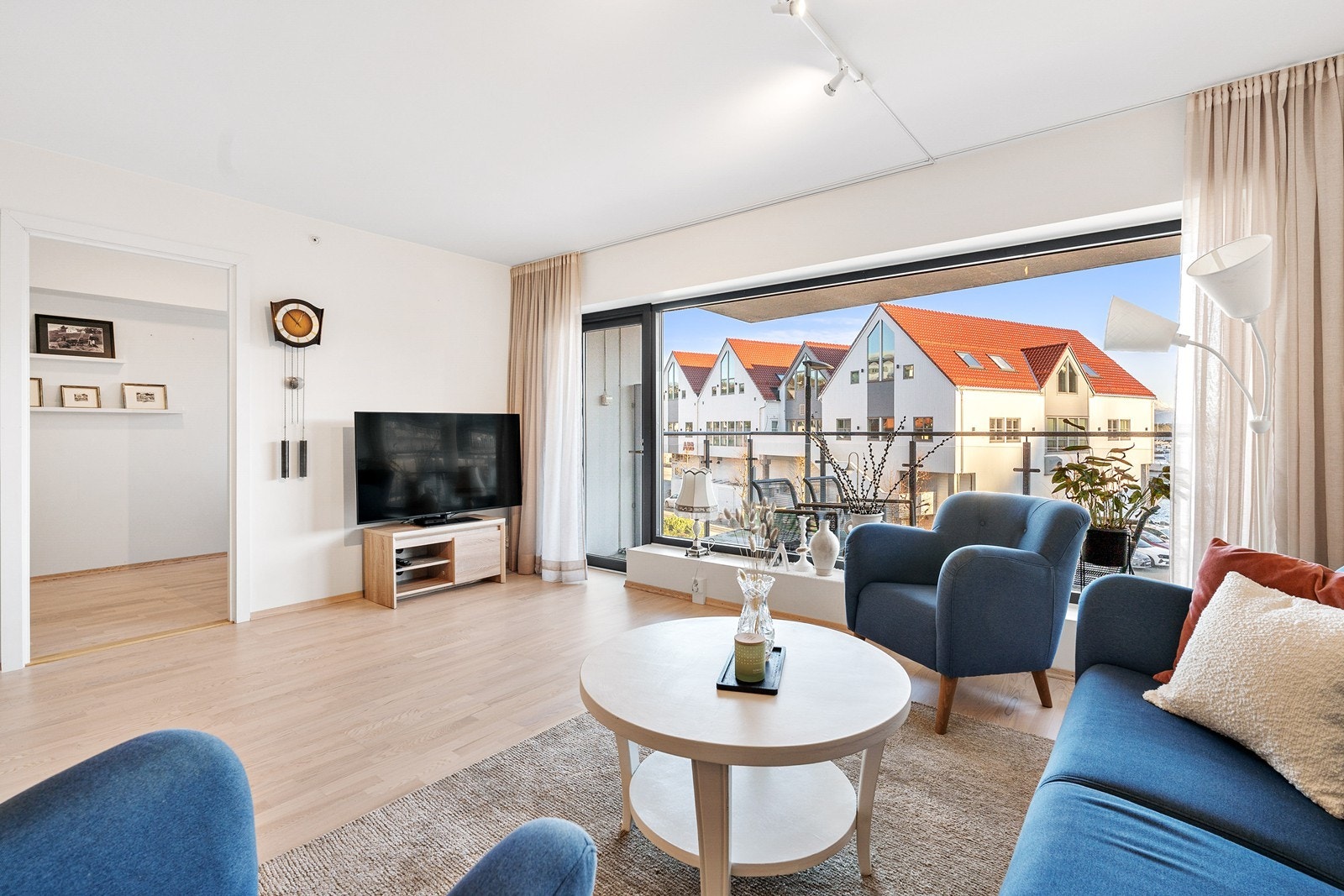 Åpen og lekker stue med store vindusflater som slipper inn godt med naturlig lys samt den flotte utsikten. Galleribilde