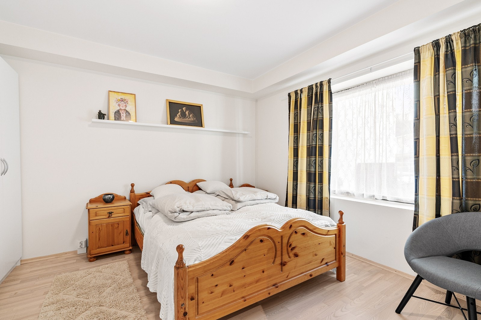 Leiligheten har to romslige soverom med god plass til seng, nattbord og annet ønsket møblement. Galleribilde