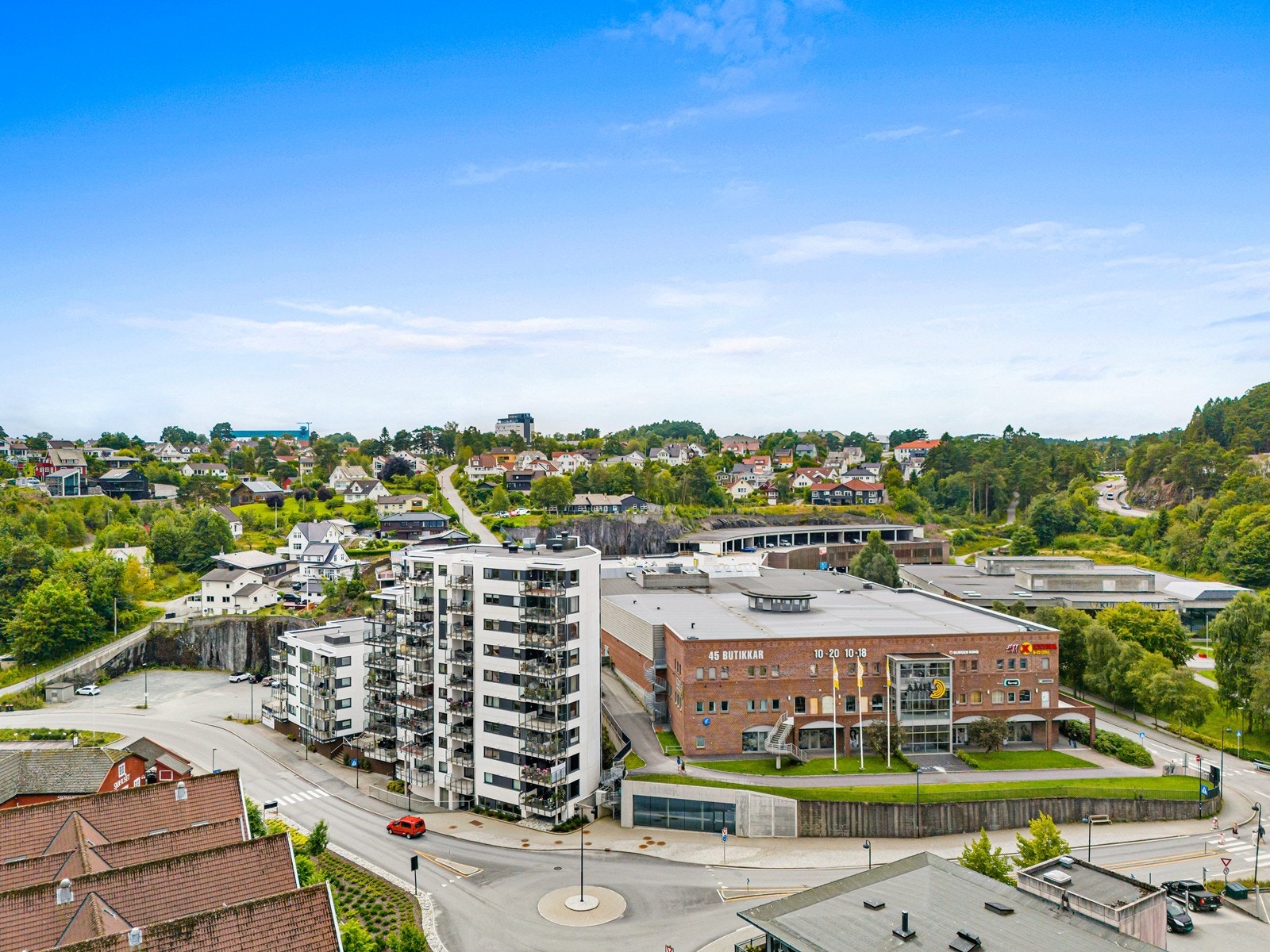 Leiligheten ligger i kort avstand til sentrum, hvor du finner et bredt utvalg av kaféer, restauranter og alle nødvendige servicetilbud. Galleribilde