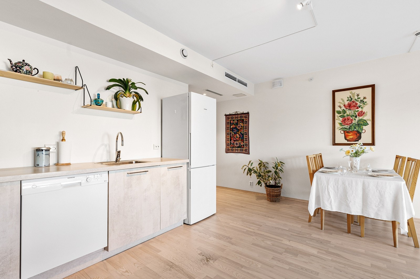 Godt med skap- og benkeplass. Galleribilde