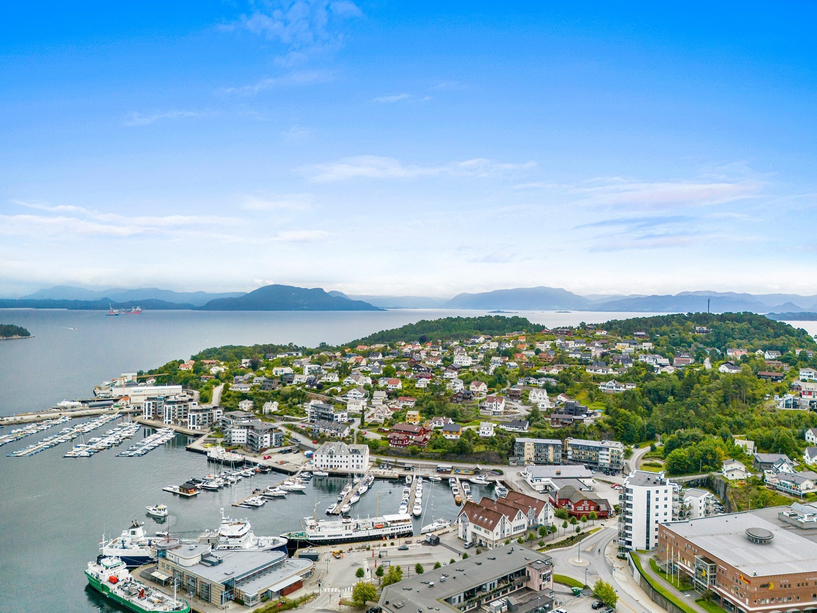 Enten du ønsker å ta en rolig spasertur langs havnen, nyte en kopp kaffe på en av de lokale kaféene, eller utforske de mange butikkene og tjenestene som sentrum har å tilby, er alt innen rekkevidde. Galleribilde