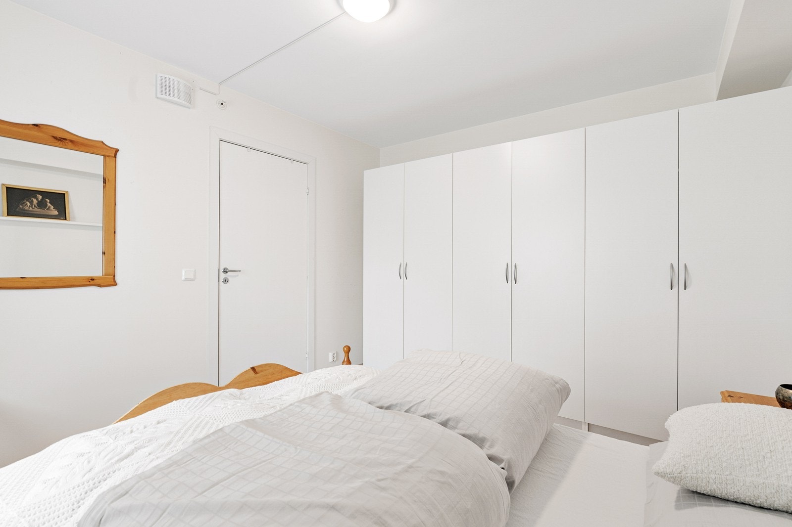 Hovedsoverommet er innredet med et stort garderobeskap. Galleribilde