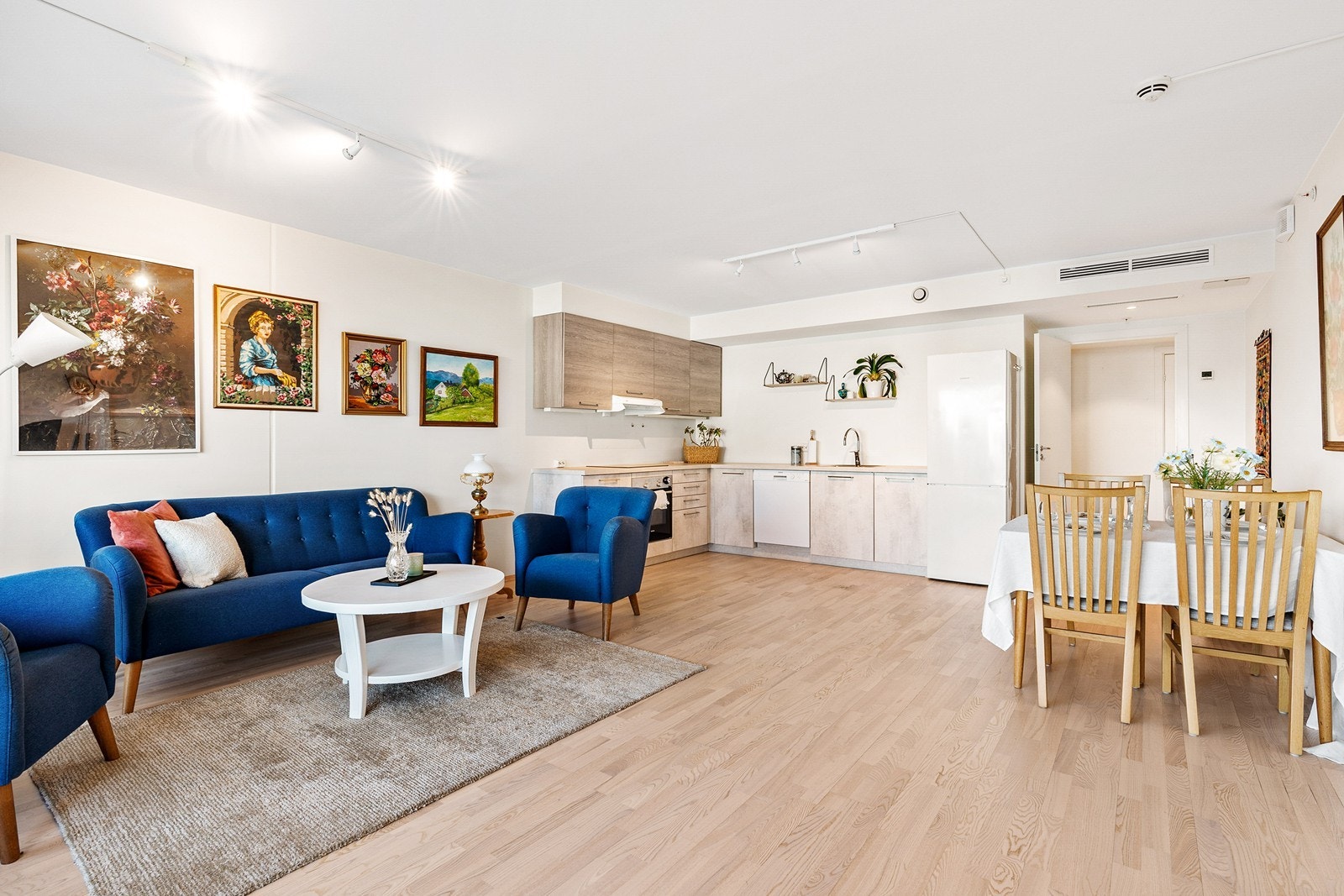 Det er god plass til å innrede med både sofagruppe- og spisebord. Galleribilde