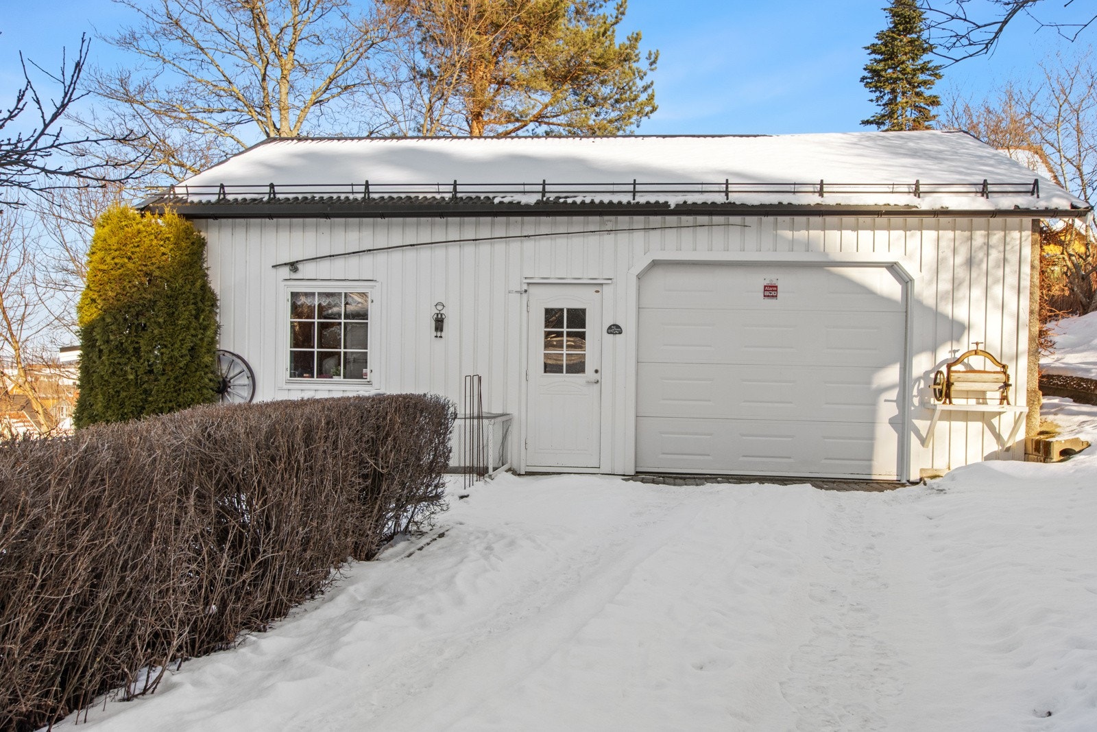 I tillegg til garasje har man god plass på gårdsplass. Galleribilde