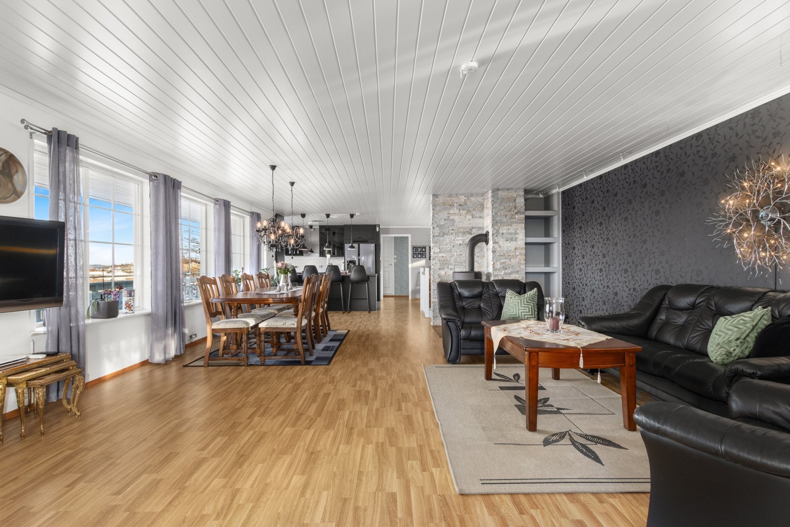 Svært romslig stue med god plass til flere sittegrupper. Galleribilde
