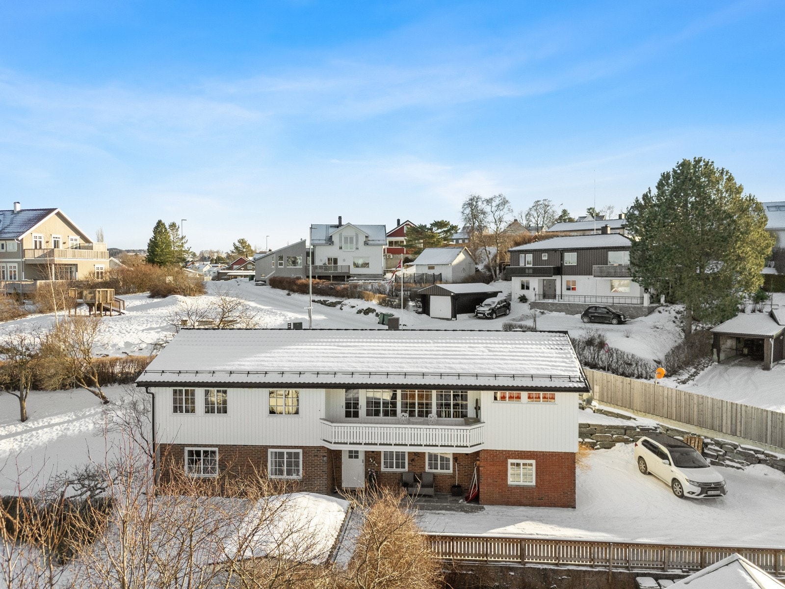 Fra boligen har man kort vei til flere barnehager og barneskole, Elberg, sentrum mm. Galleribilde