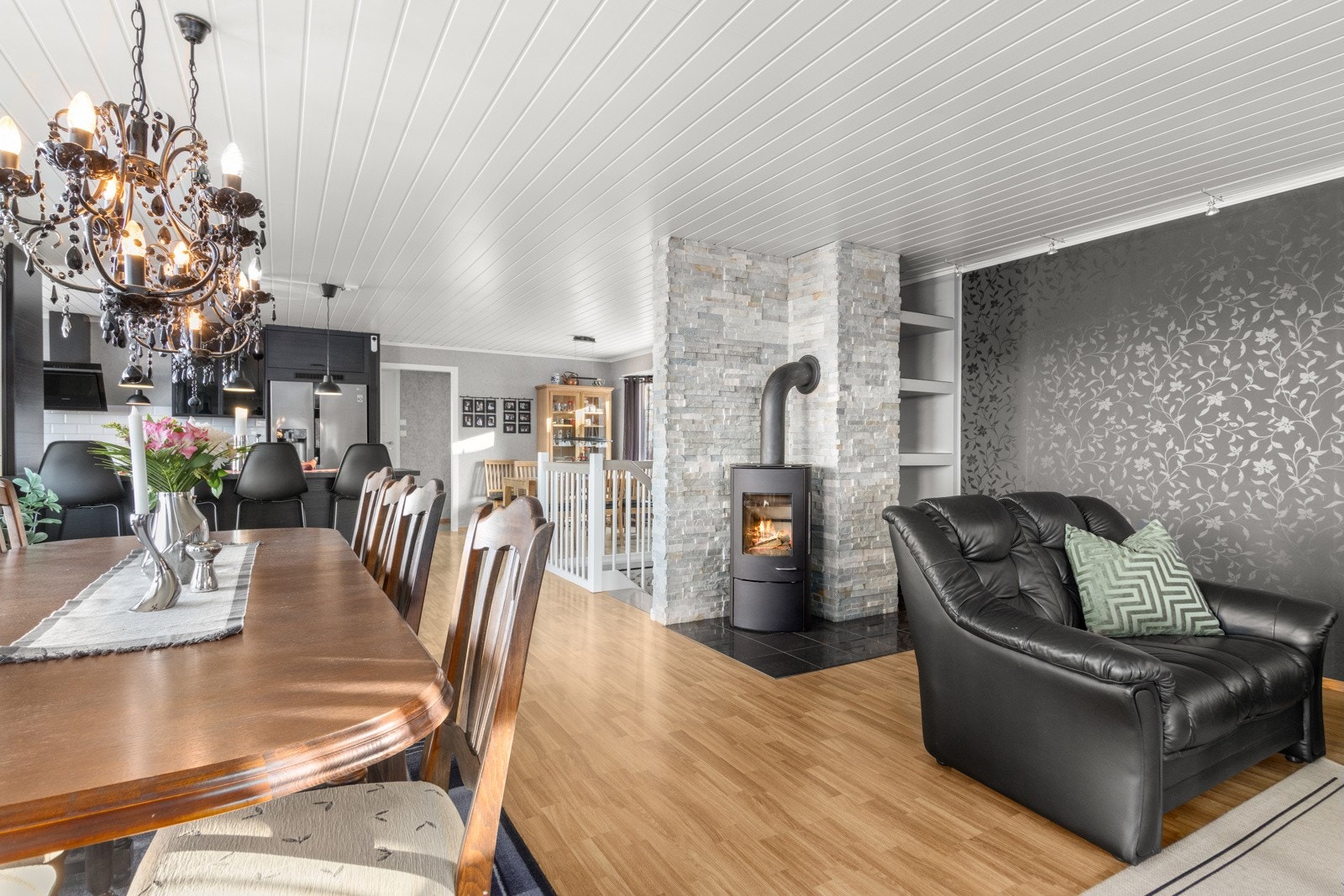 Vedfyring i tillegg til varmepumpe og elektrisk oppvarming. Galleribilde