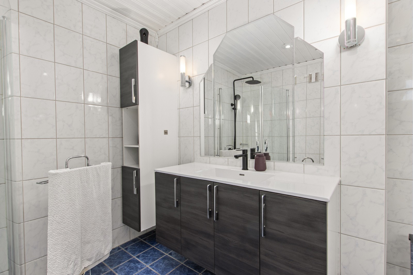 Det er bad i begge etasjene. Galleribilde