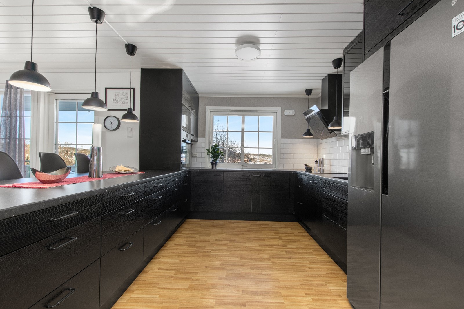 Kjøkkenet er nytt fra 2023 og har svært godt med skap- og benkeplass. Galleribilde