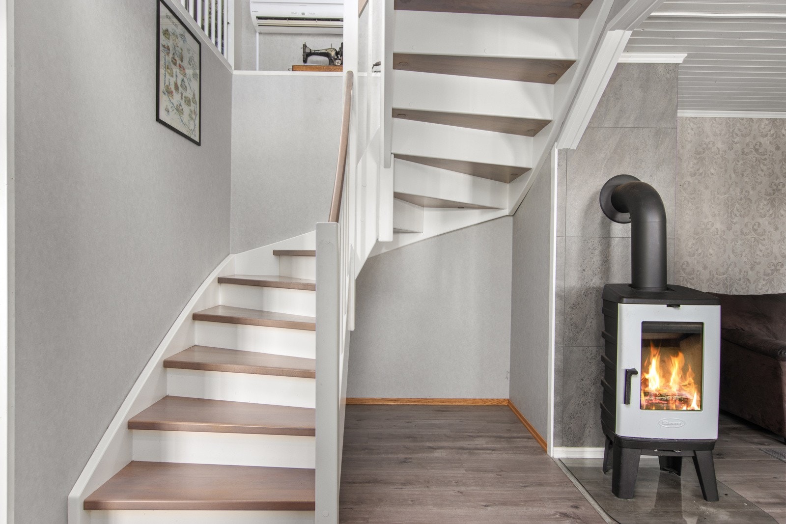 Vedfyring i begge etasjer. Galleribilde