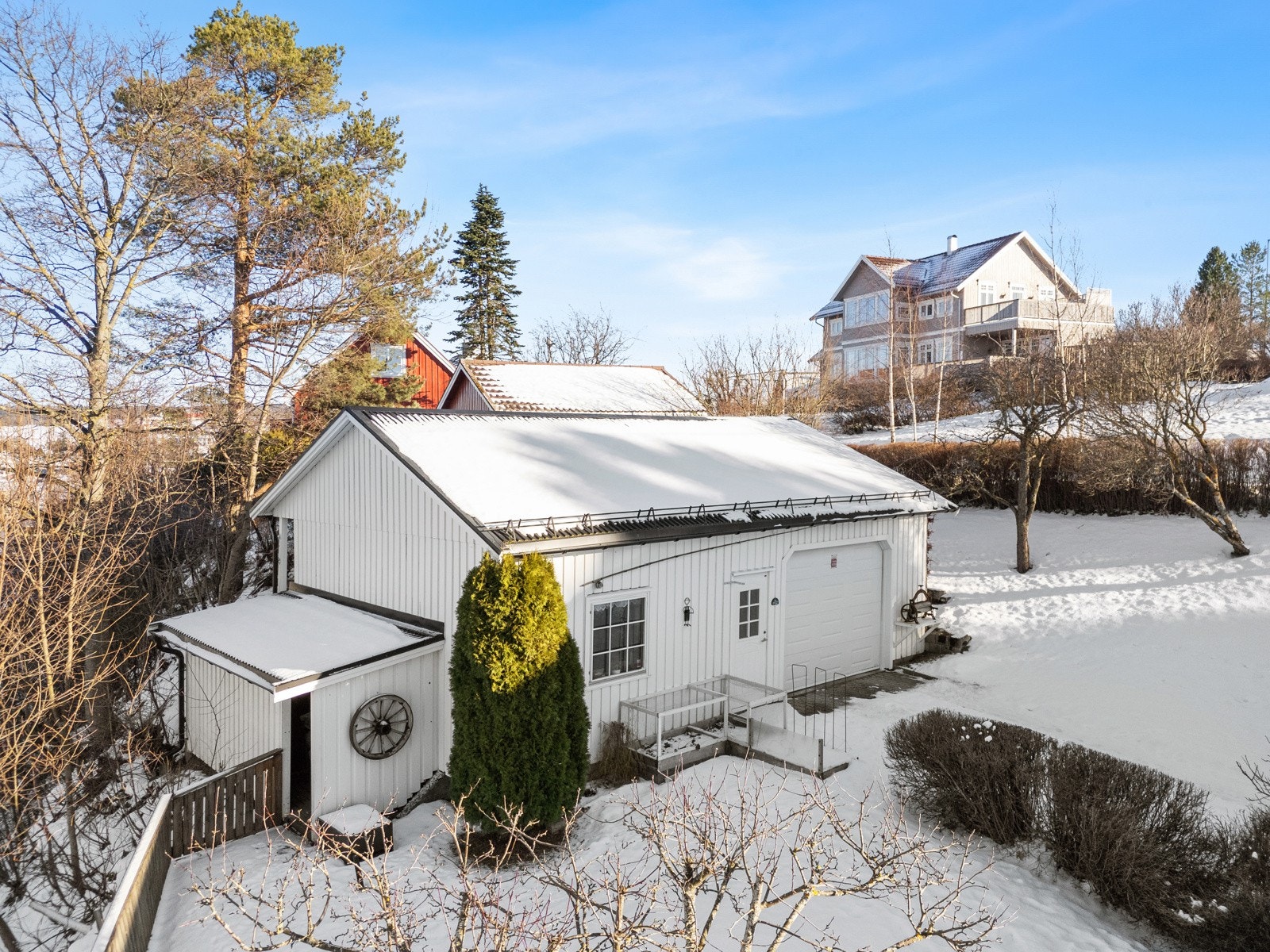 Garasje med god lagringsplass. Galleribilde