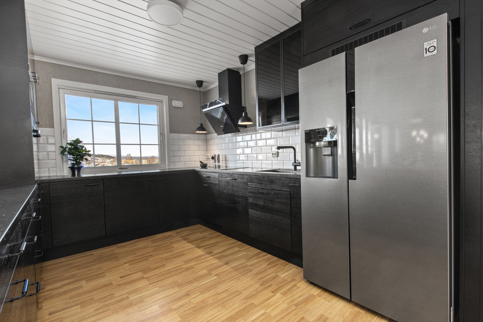 Avsatt plass til stort kjøleskap. Kan også integreres om ønskelig. Galleribilde