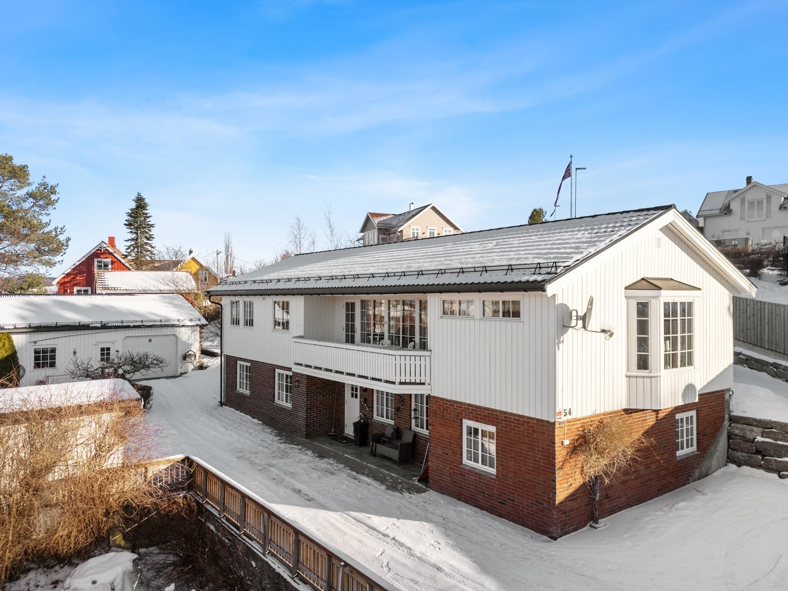 Romslig enebolig med en attraktiv og barnevennlig beliggenhet. Galleribilde