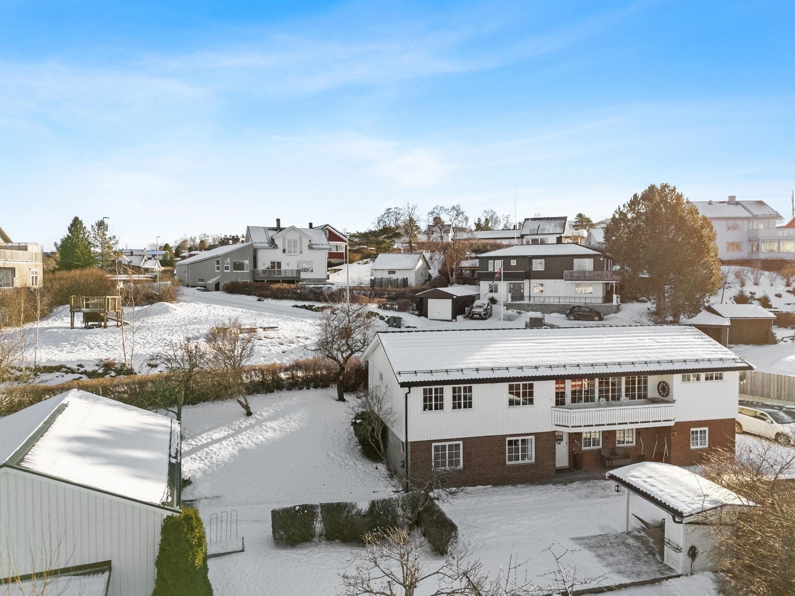 Romslig tomt med svært god plass for lek og moro. Galleribilde